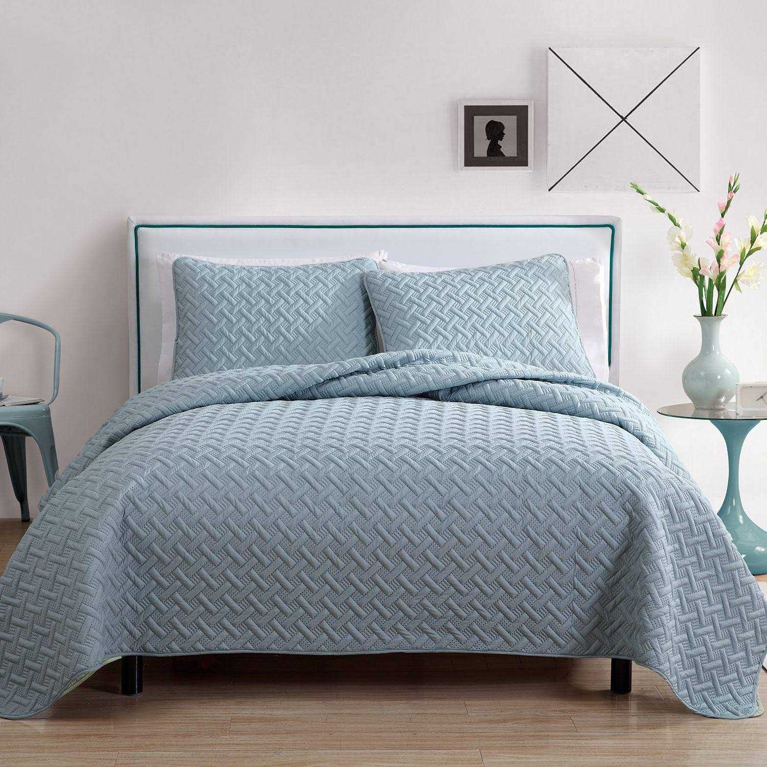 VCNY Nina Embossed Quilt Set - Image 4